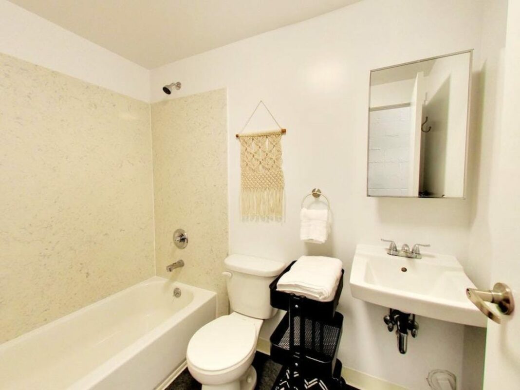 bathroom with sink, toilet, and tub