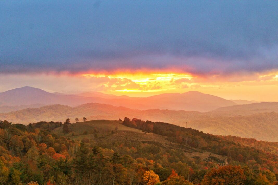 A beautiful view of the mountains of North Carolina near Charlotte. This article offers alternative locations near the city to live.